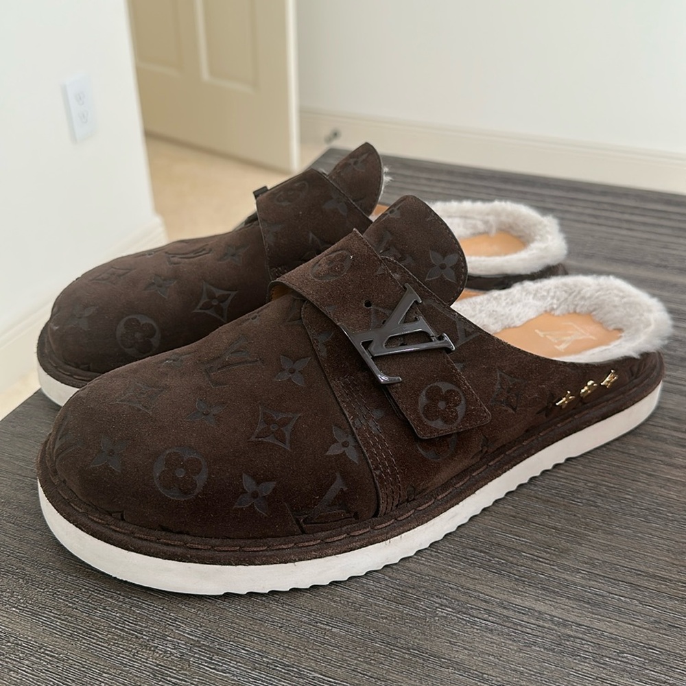 Men’s LV “Easy” Mule in mocha suede monogram with shearling
